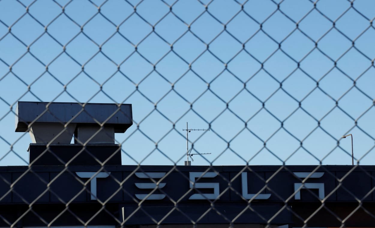 Tesla Sweden registrations August 2025 vs 2024 chart