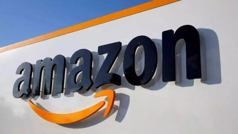 Amazon announces 30,000 corporate job cuts in 2025 amid AI transformation and cost reduction efforts.