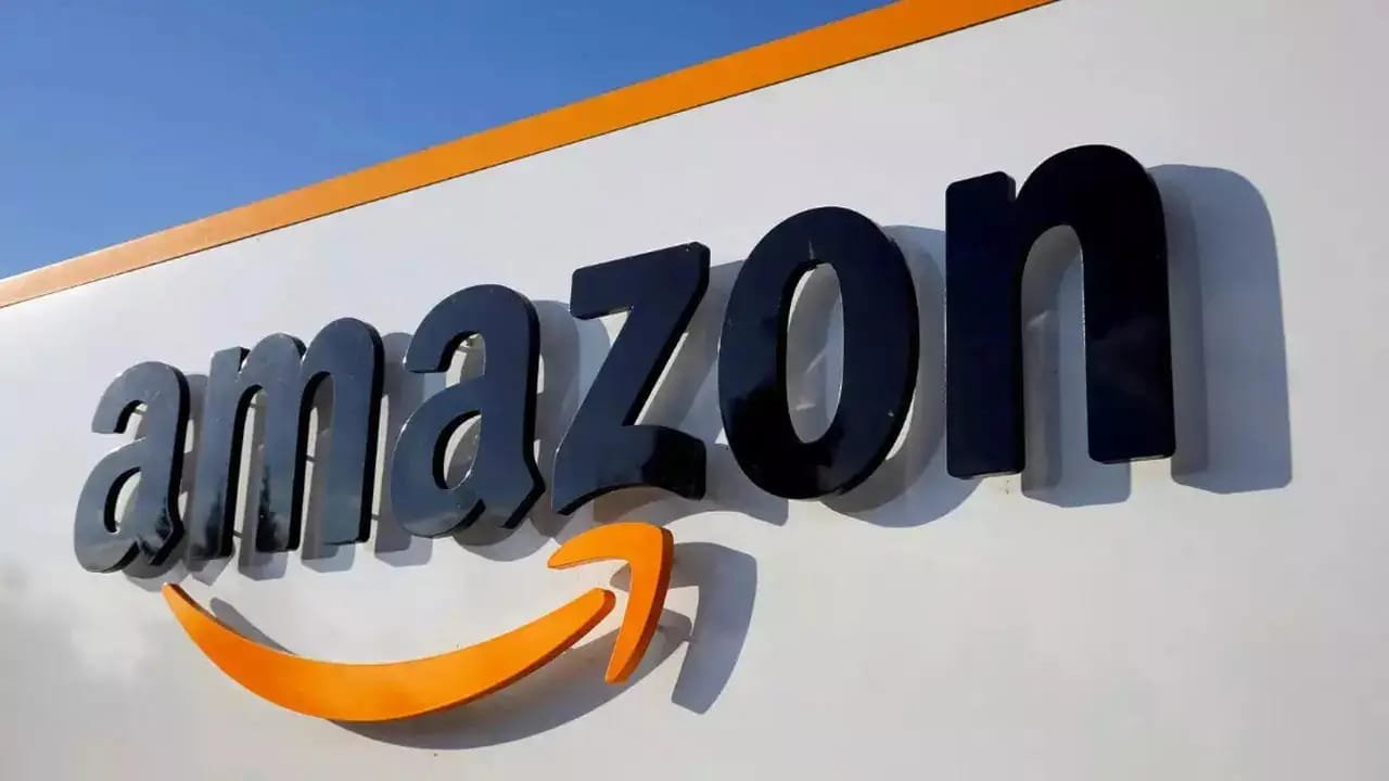 Amazon announces 30,000 corporate job cuts in 2025 amid AI transformation and cost reduction efforts.